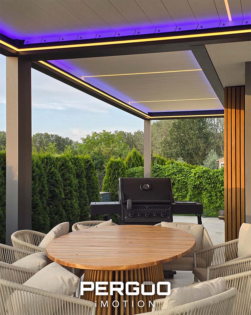 Pergola z lamelami uchylanymi
